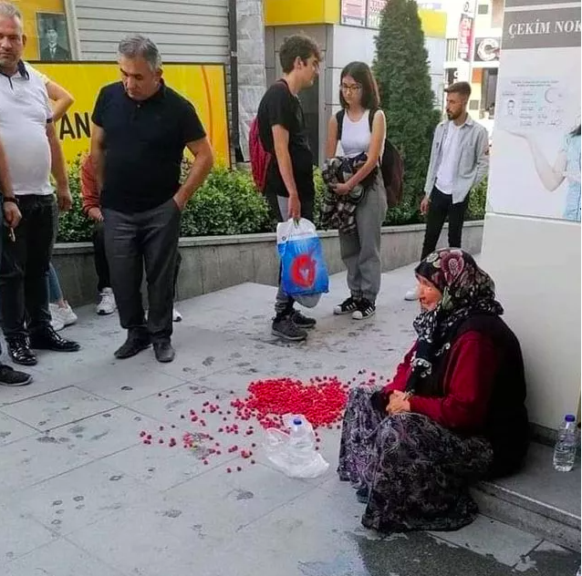 Meyvelerinin başında gözyaşı döken yaşlı kadın sosyal medyada gündem oldu! Belediyeden açıklama geldi 1