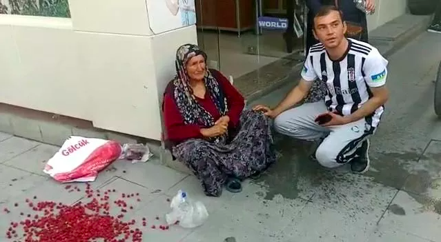 Meyvelerinin başında gözyaşı döken yaşlı kadın sosyal medyada gündem oldu! Belediyeden açıklama geldi 4