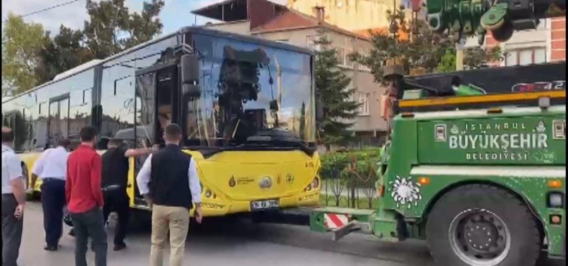 İstanbul güne böyle başladı: Kabataş-Bağcılar tramvayında İETT aracı kaza yaptı! 1