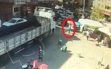 Tır altında kalan babalarını görünce yıkıldılar! 1