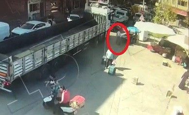 Tır altında kalan babalarını görünce yıkıldılar! 2