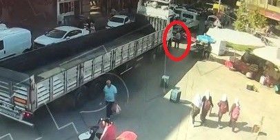 Tır altında kalan babalarını görünce yıkıldılar! 3