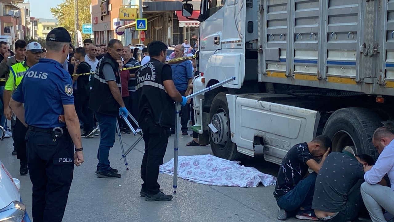 Tır altında kalan babalarını görünce yıkıldılar! 4