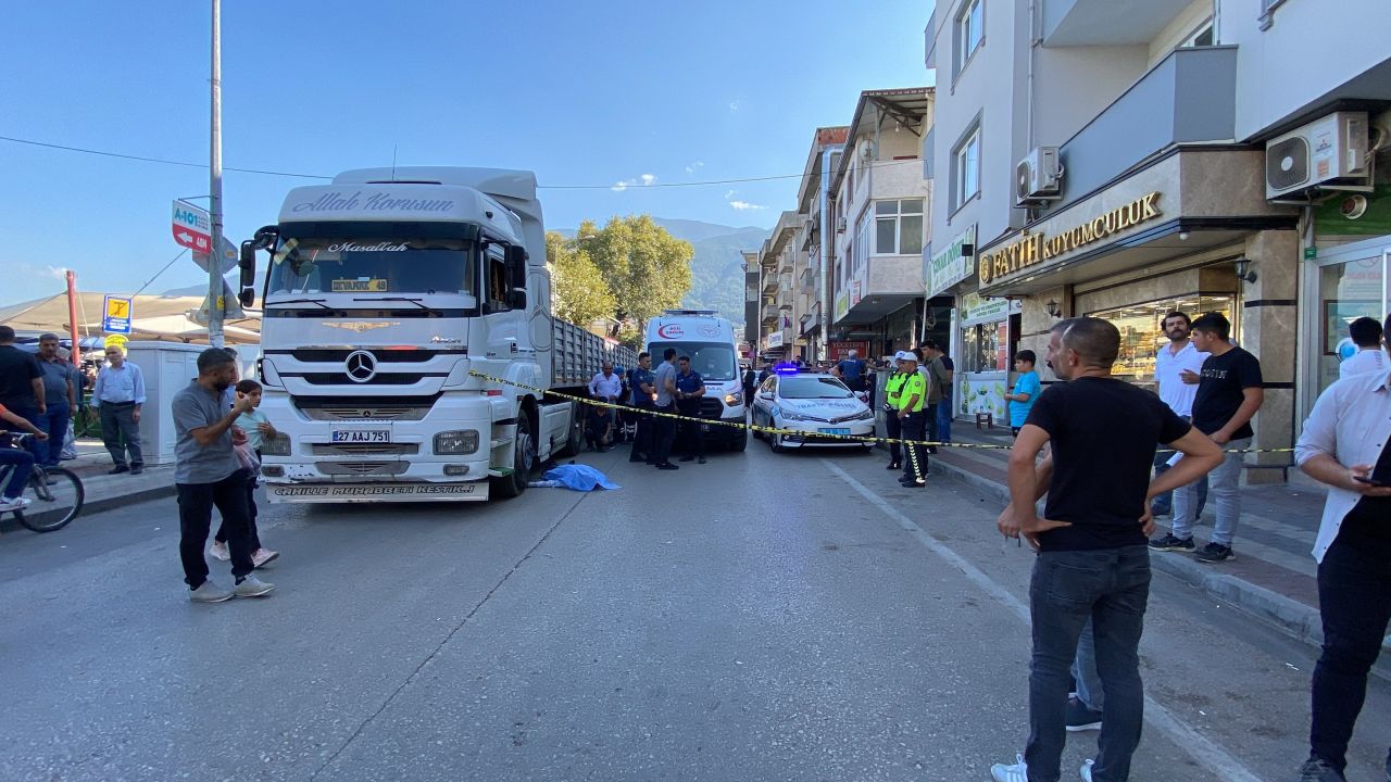 Tır altında kalan babalarını görünce yıkıldılar! 6