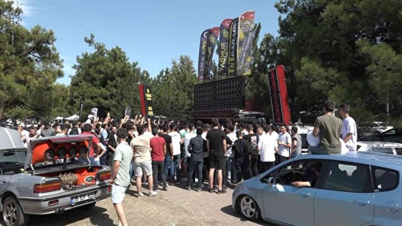 Bu otomobillere bir bakan bir daha bakıyor! Bursa modifiye araç partisi başladı! 6
