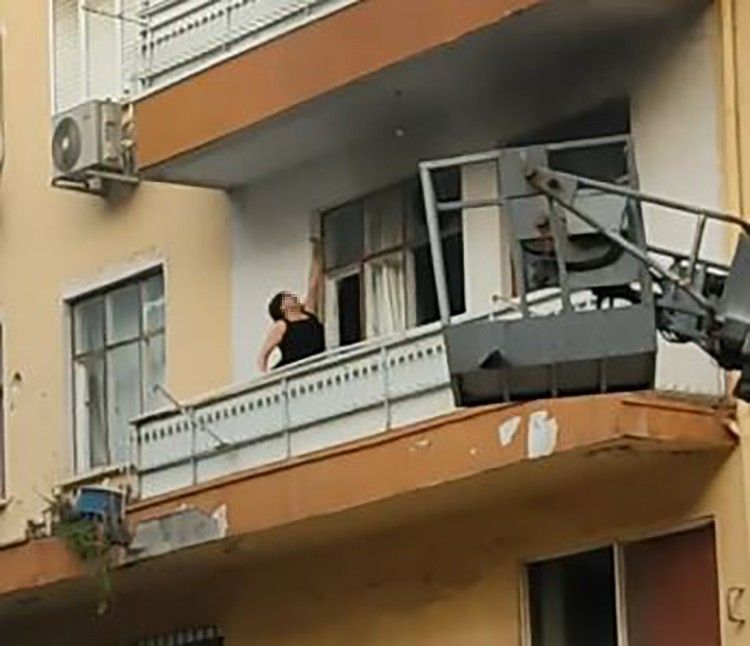 Sinir krizi geçiren kadın evinin balkonunu yaktı, eline ne geçtiyse sokağa fırlattı 2