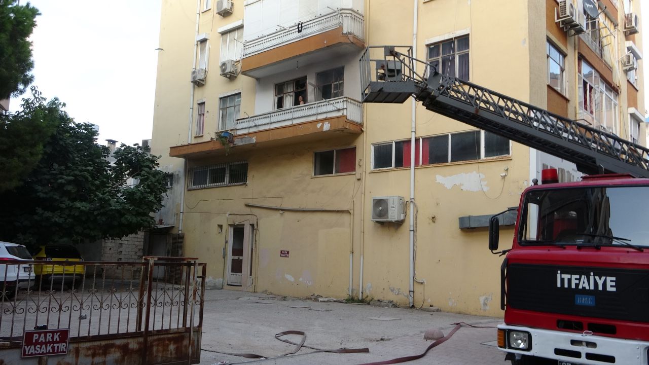 Sinir krizi geçiren kadın evinin balkonunu yaktı, eline ne geçtiyse sokağa fırlattı 3