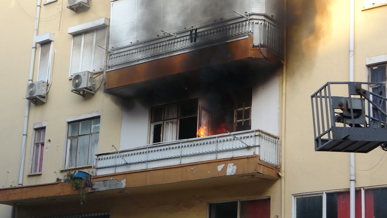 Sinir krizi geçiren kadın evinin balkonunu yaktı, eline ne geçtiyse sokağa fırlattı 4