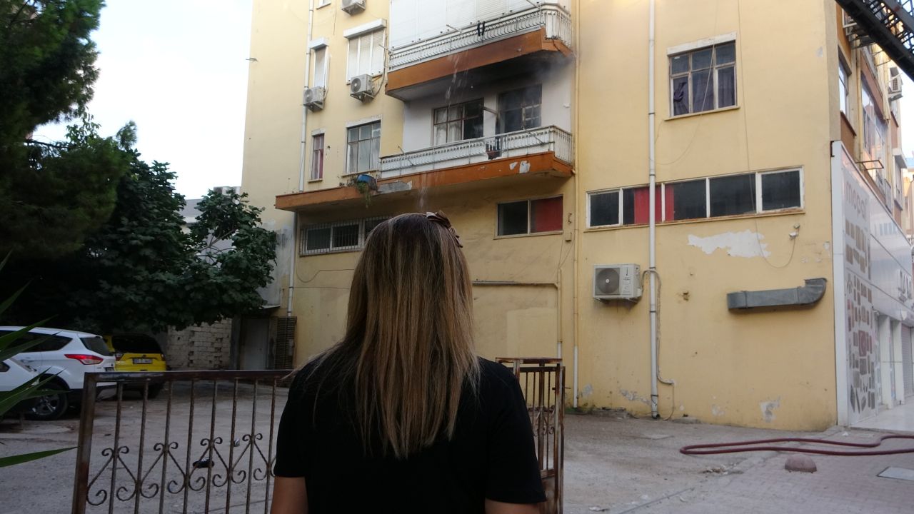 Sinir krizi geçiren kadın evinin balkonunu yaktı, eline ne geçtiyse sokağa fırlattı 5