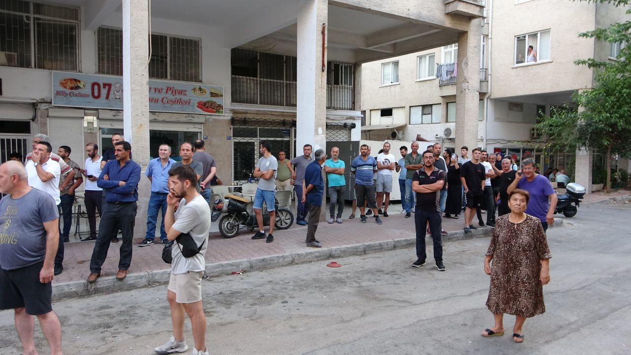 Sinir krizi geçiren kadın evinin balkonunu yaktı, eline ne geçtiyse sokağa fırlattı 6