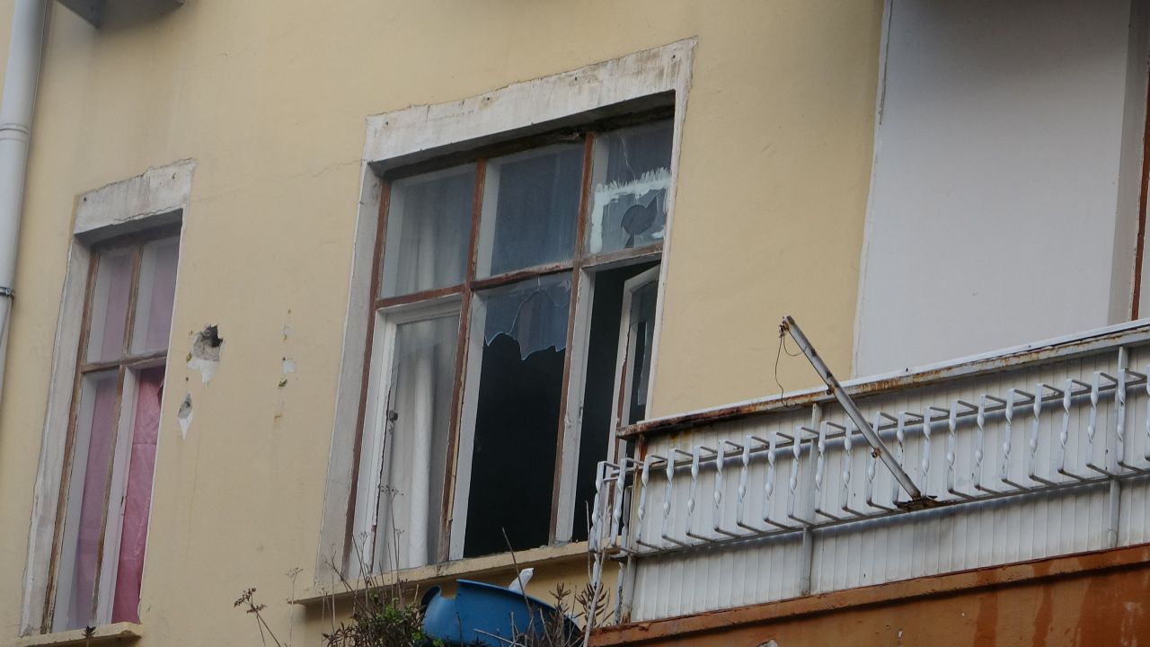 Sinir krizi geçiren kadın evinin balkonunu yaktı, eline ne geçtiyse sokağa fırlattı 9