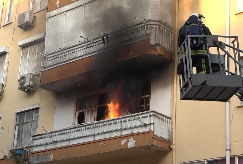 Sinir krizi geçiren kadın evinin balkonunu yaktı, eline ne geçtiyse sokağa fırlattı 1