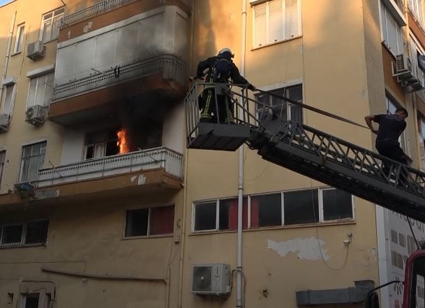 Sinir krizi geçiren kadın evinin balkonunu yaktı, eline ne geçtiyse sokağa fırlattı 10