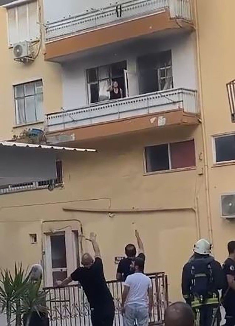Sinir krizi geçiren kadın evinin balkonunu yaktı, eline ne geçtiyse sokağa fırlattı 11
