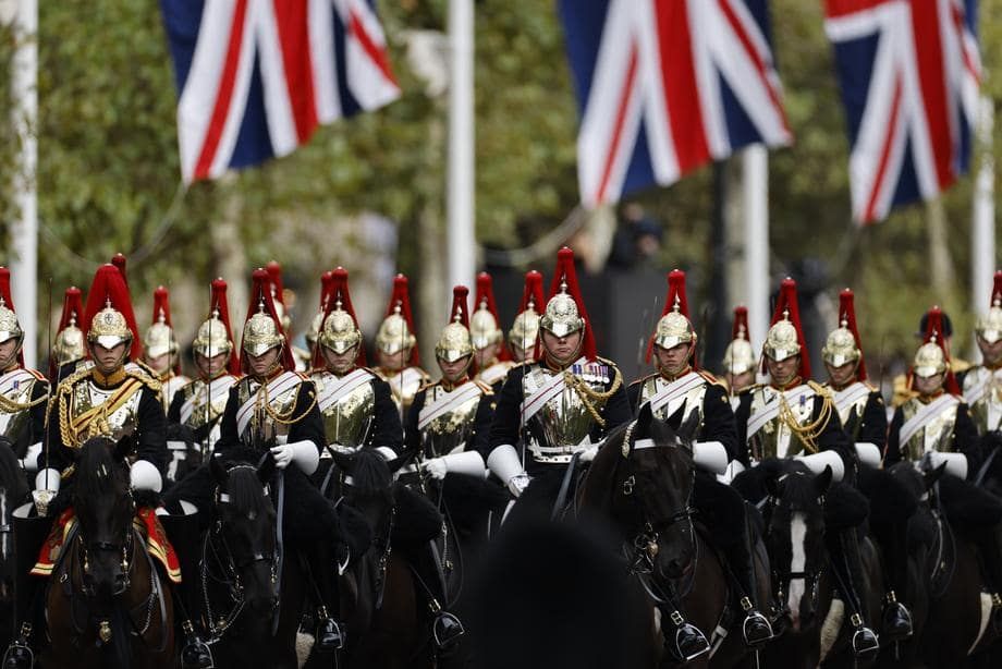 Kraliçe II. Elizabeth son yolculuğuna uğurlandı! 7