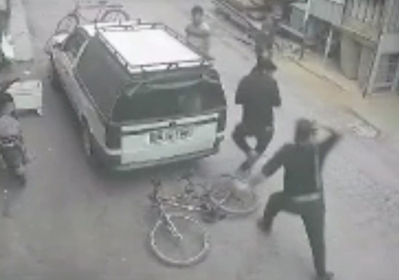 Bir grubun iş yeri baskınında patronu ve oğlunu bıçaklanma anları kamerada 2