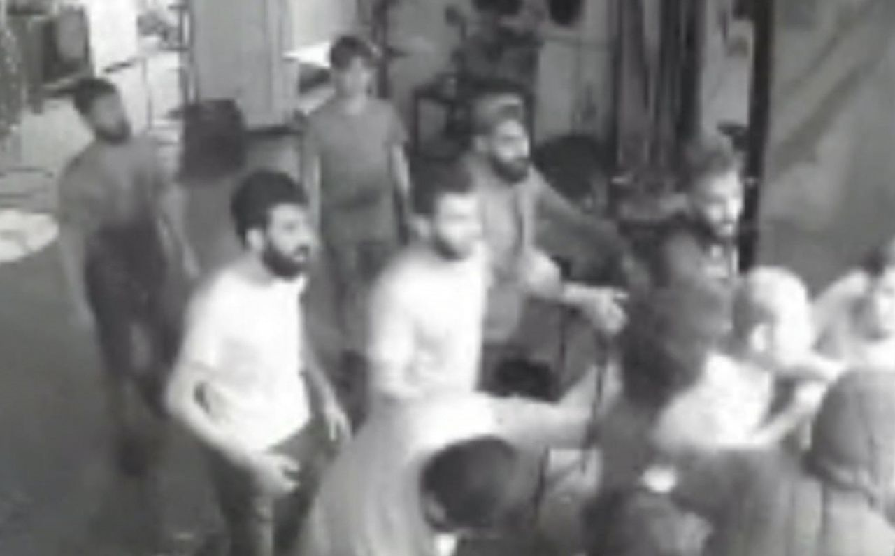 Bir grubun iş yeri baskınında patronu ve oğlunu bıçaklanma anları kamerada 3