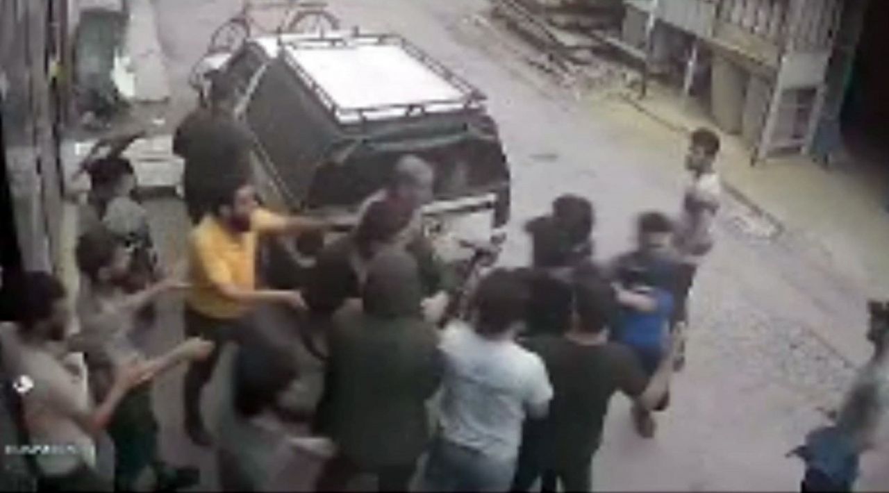 Bir grubun iş yeri baskınında patronu ve oğlunu bıçaklanma anları kamerada 5