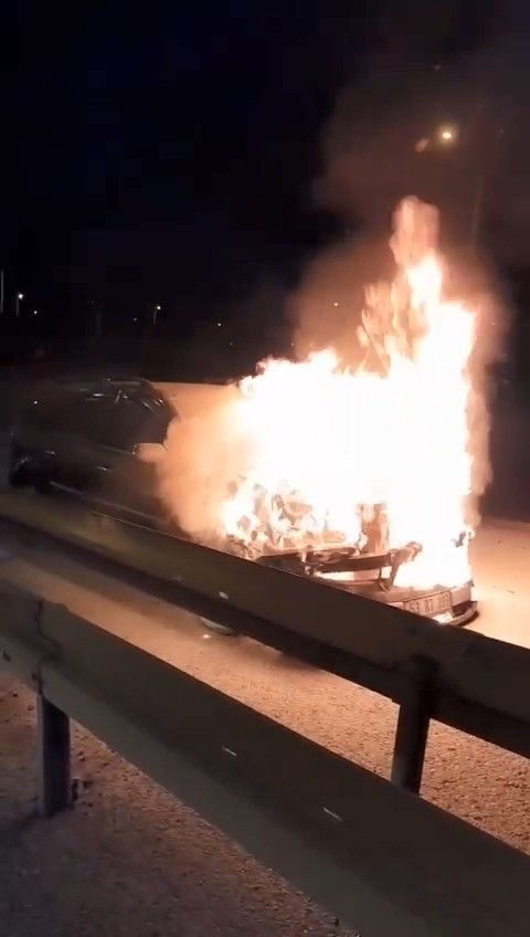 Seyir halinde alev alan arabadan montunu bile alamadan inip, yanmasını çaresizce izledi 1