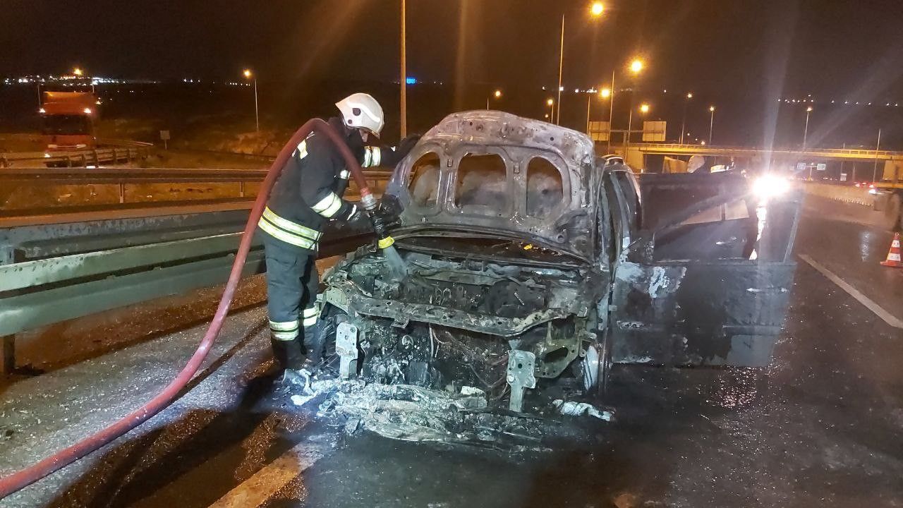 Seyir halinde alev alan arabadan montunu bile alamadan inip, yanmasını çaresizce izledi 2