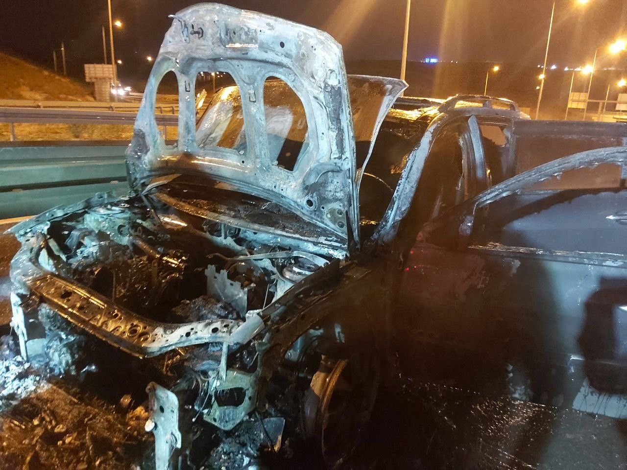 Seyir halinde alev alan arabadan montunu bile alamadan inip, yanmasını çaresizce izledi 3
