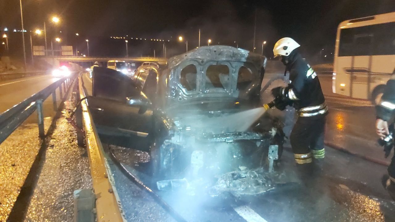 Seyir halinde alev alan arabadan montunu bile alamadan inip, yanmasını çaresizce izledi 5