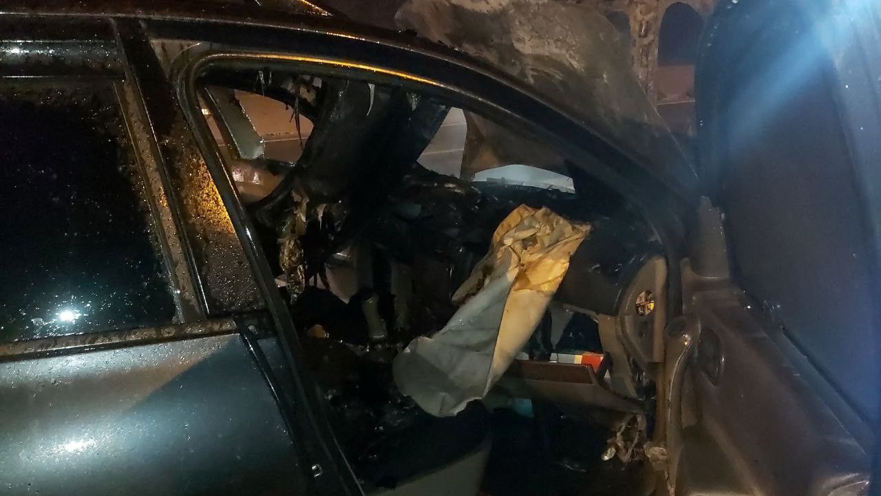 Seyir halinde alev alan arabadan montunu bile alamadan inip, yanmasını çaresizce izledi 6