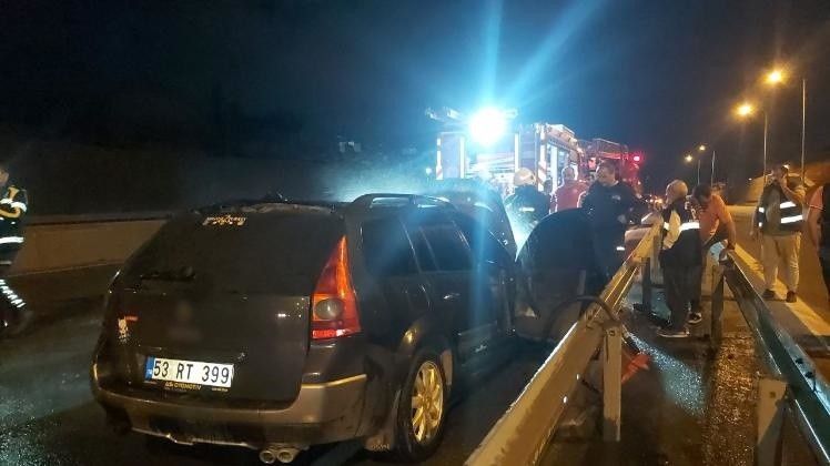 Seyir halinde alev alan arabadan montunu bile alamadan inip, yanmasını çaresizce izledi 7
