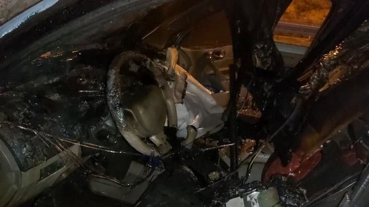 Seyir halinde alev alan arabadan montunu bile alamadan inip, yanmasını çaresizce izledi 8