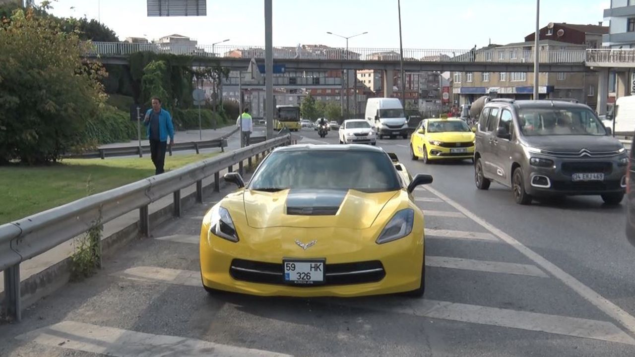 İstanbul'un göbeğinde 7 milyon liralık lüks otomobil yolda kaldı 1