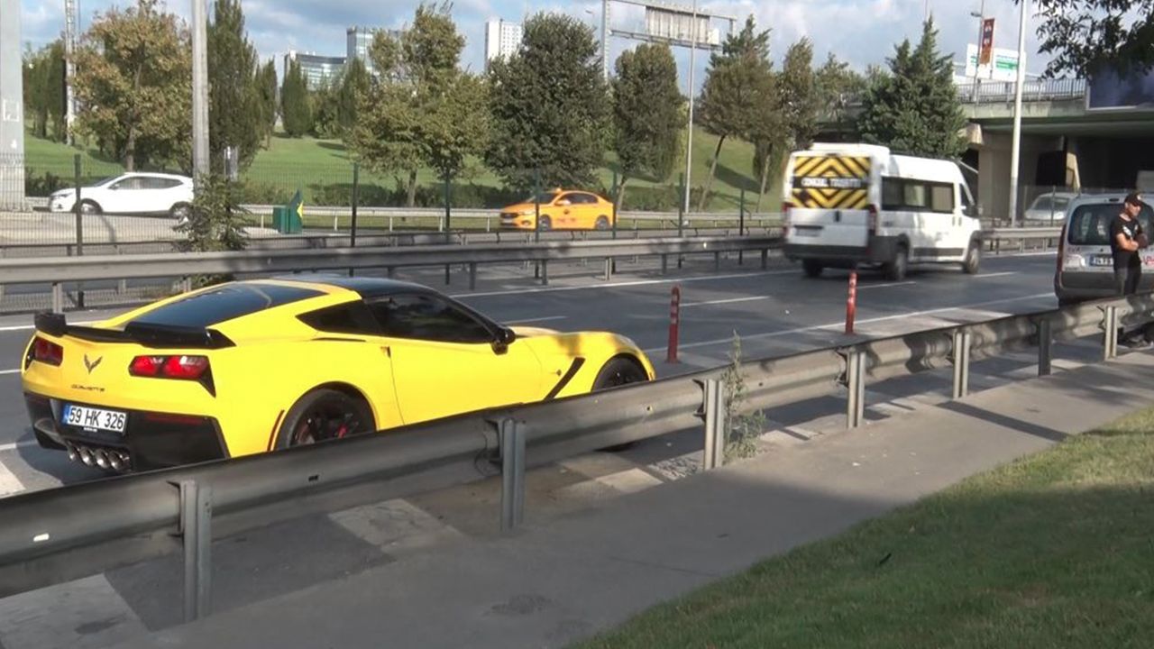 İstanbul'un göbeğinde 7 milyon liralık lüks otomobil yolda kaldı 6