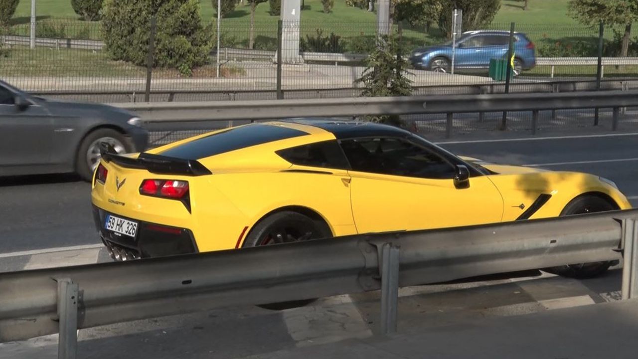 İstanbul'un göbeğinde 7 milyon liralık lüks otomobil yolda kaldı 4