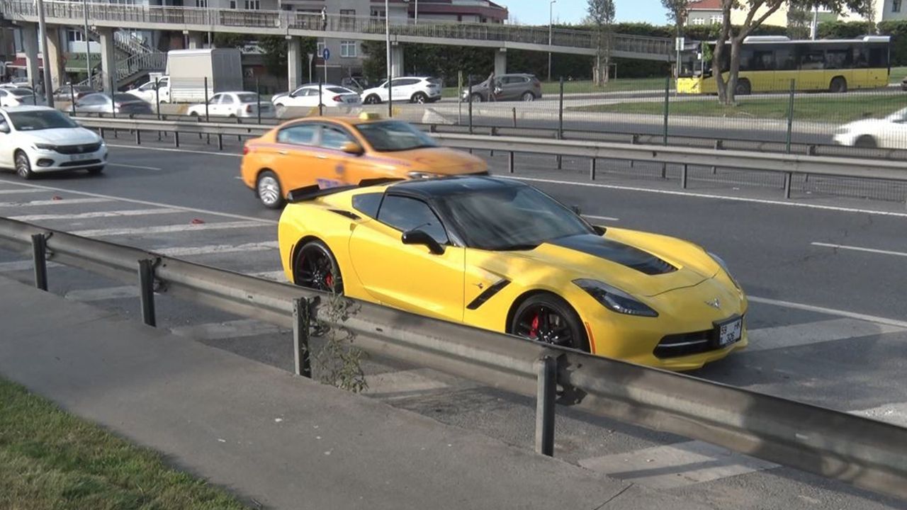 İstanbul'un göbeğinde 7 milyon liralık lüks otomobil yolda kaldı 3