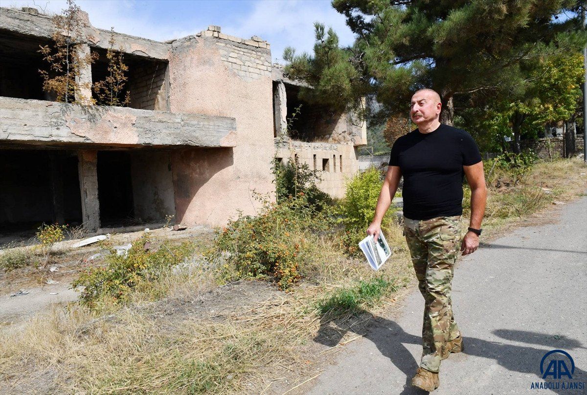 Azerbaycan Cumhurbaşkanı İlham Aliyev, işgalden kurtarılan Laçın'ı ziyaret etti 3