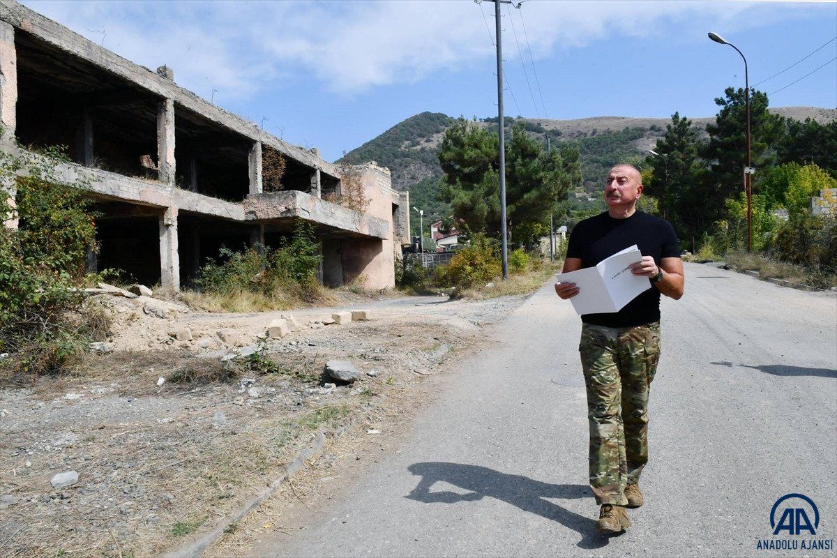 Azerbaycan Cumhurbaşkanı İlham Aliyev, işgalden kurtarılan Laçın'ı ziyaret etti 8