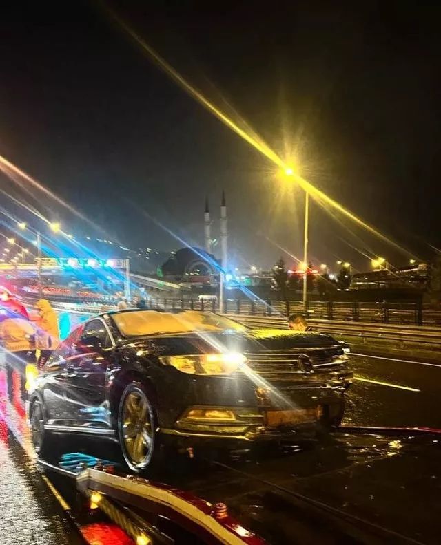 AK Parti Trabzon Milletvekili Salih Cora trafik kazası geçirdi! Aracı savrulup kaldırıma çarptı! 4