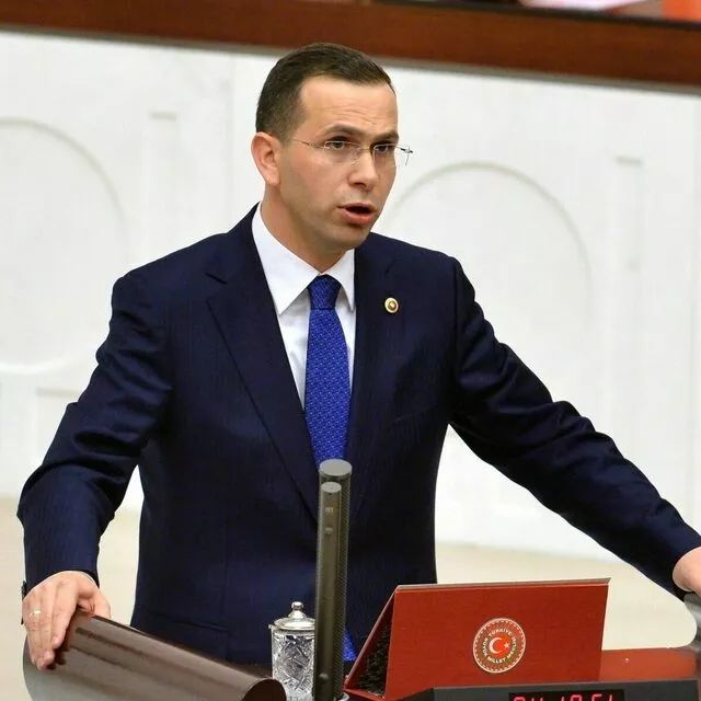 AK Parti Trabzon Milletvekili Salih Cora trafik kazası geçirdi! Aracı savrulup kaldırıma çarptı! 5