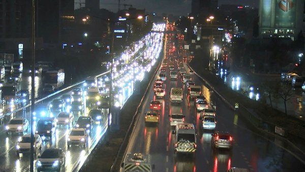 İstanbul'da sağanak sonrası trafik durma noktasına geldi! 1