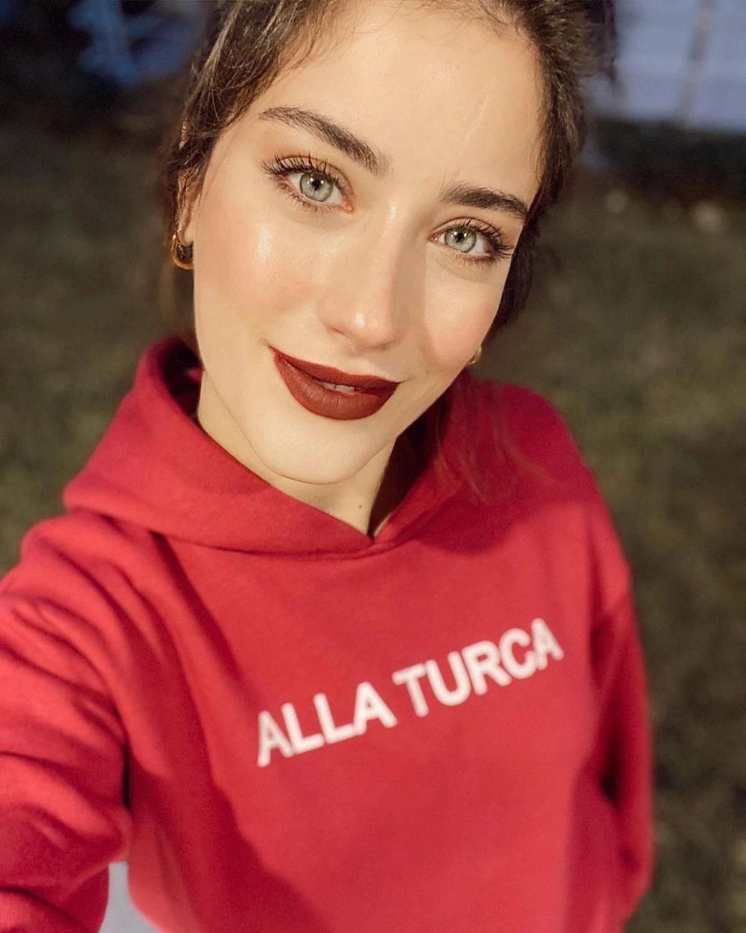 Hazal Kaya Karnı Burnunda Poz Verdi! İkinci Kez Anneliğe Hazırlanıyor! 4