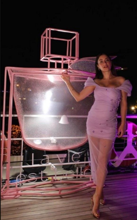Hazal Kaya Karnı Burnunda Poz Verdi! İkinci Kez Anneliğe Hazırlanıyor! 7