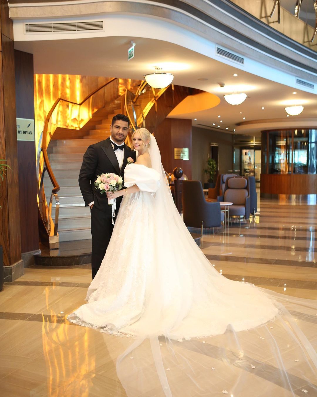 Milli güreşçi Taha Akgül dünyaevine girdi! Macar asıllı eşi Bianka Cekusz güzelliğiyle görenleri kendine hayran bıraktı 4