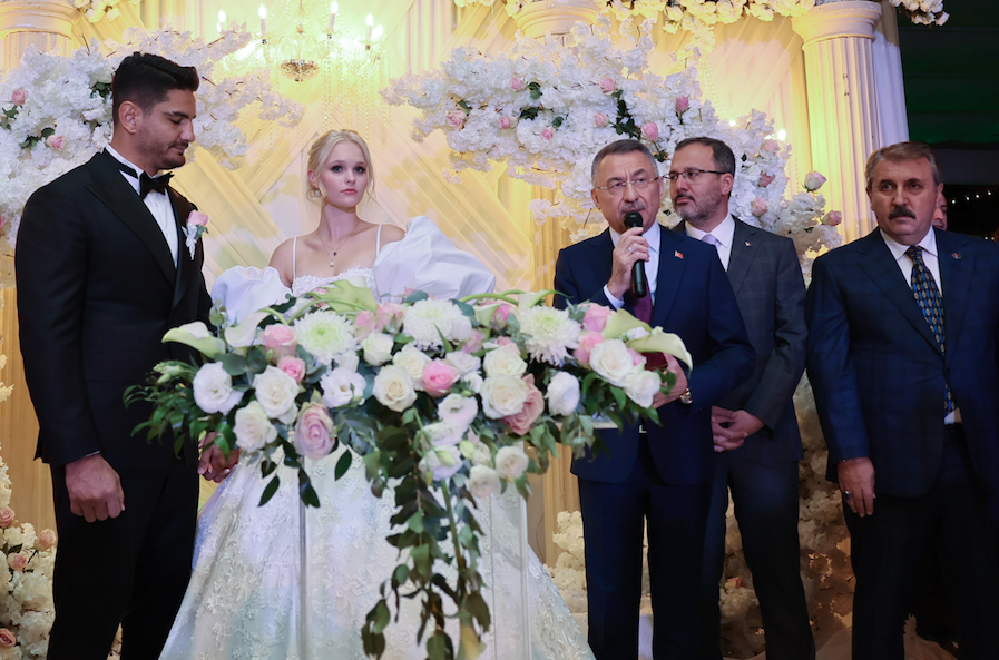 Milli güreşçi Taha Akgül dünyaevine girdi! Macar asıllı eşi Bianka Cekusz güzelliğiyle görenleri kendine hayran bıraktı 20