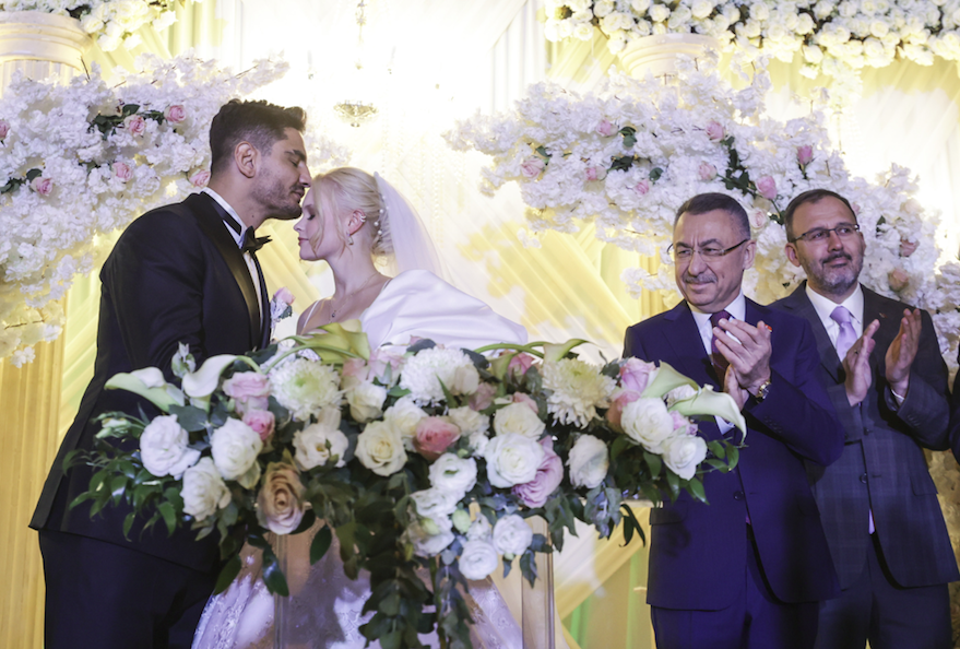 Milli güreşçi Taha Akgül dünyaevine girdi! Macar asıllı eşi Bianka Cekusz güzelliğiyle görenleri kendine hayran bıraktı 18