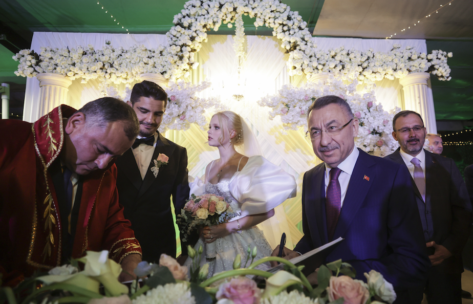 Milli güreşçi Taha Akgül dünyaevine girdi! Macar asıllı eşi Bianka Cekusz güzelliğiyle görenleri kendine hayran bıraktı 15