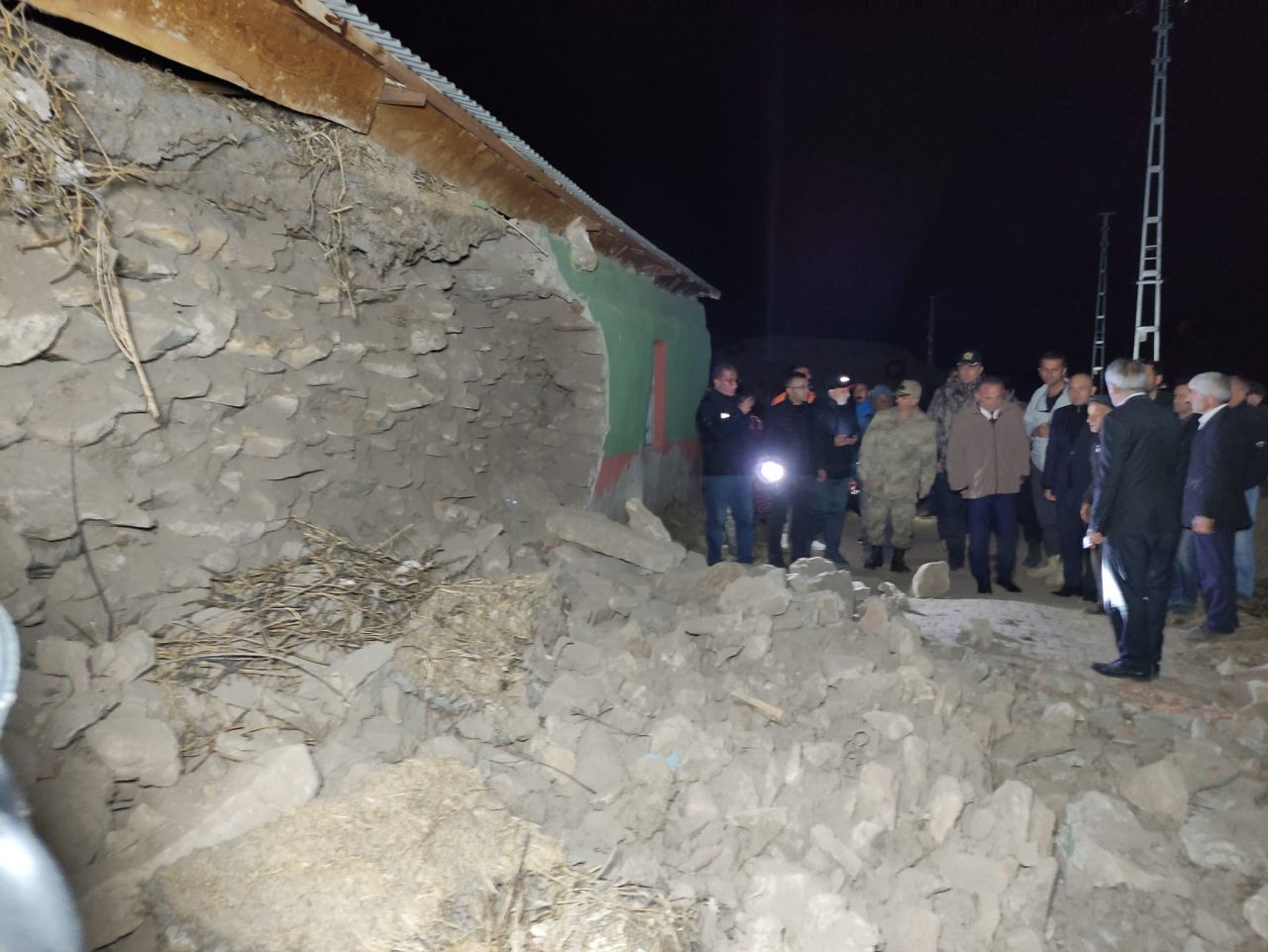 Göle’de deprem paniği: Vatandaşlar geceyi sokakta geçirdi 13