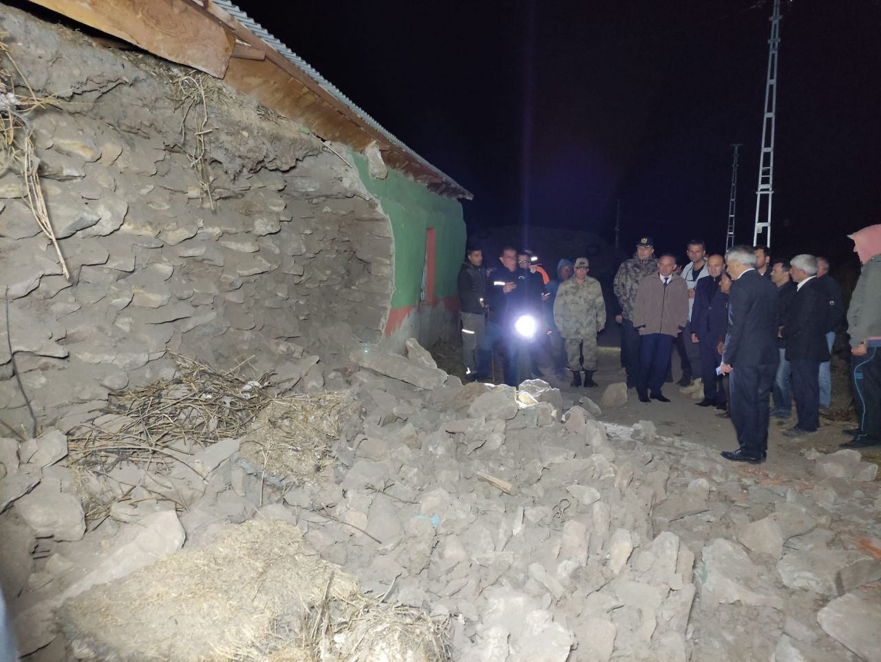 Göle’de deprem paniği: Vatandaşlar geceyi sokakta geçirdi 14