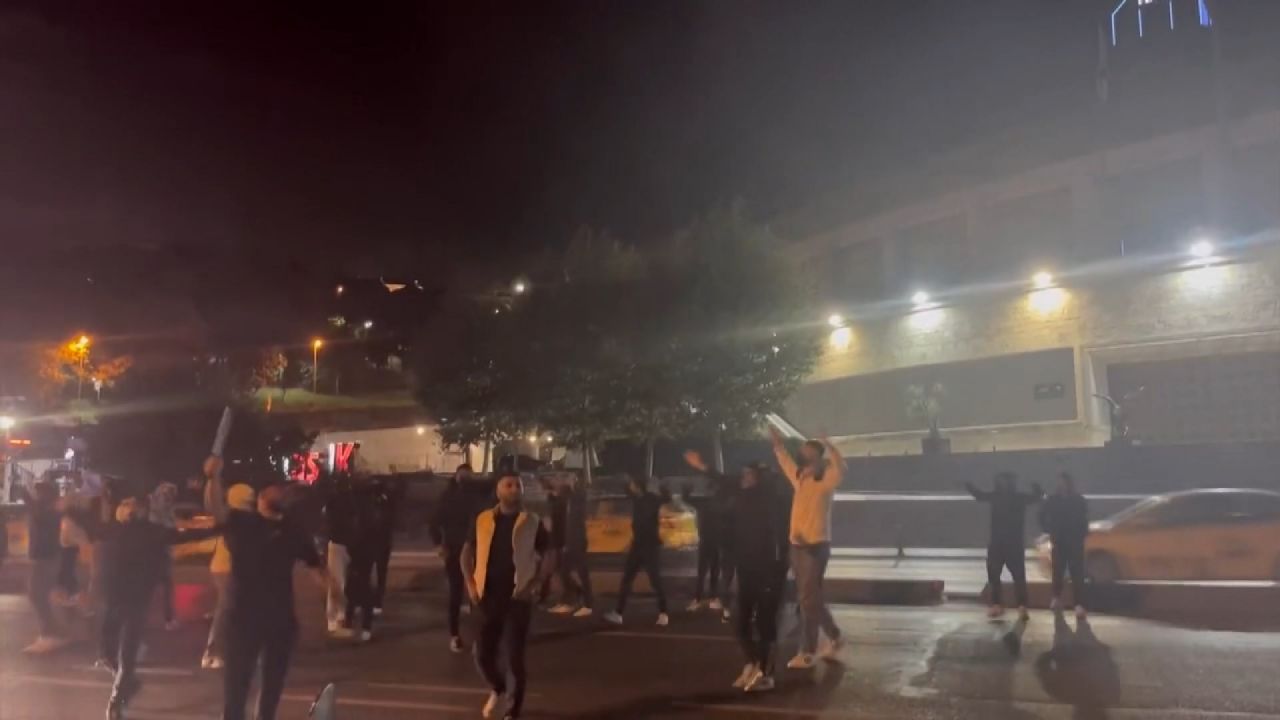 Beşiktaş -Fenerbahçe derbisi öncesi Vodafone Park önünde satırlı kavga 2