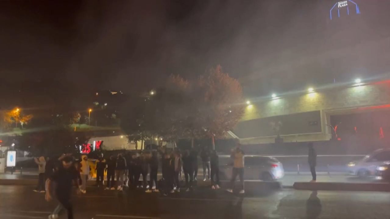 Beşiktaş -Fenerbahçe derbisi öncesi Vodafone Park önünde satırlı kavga 3