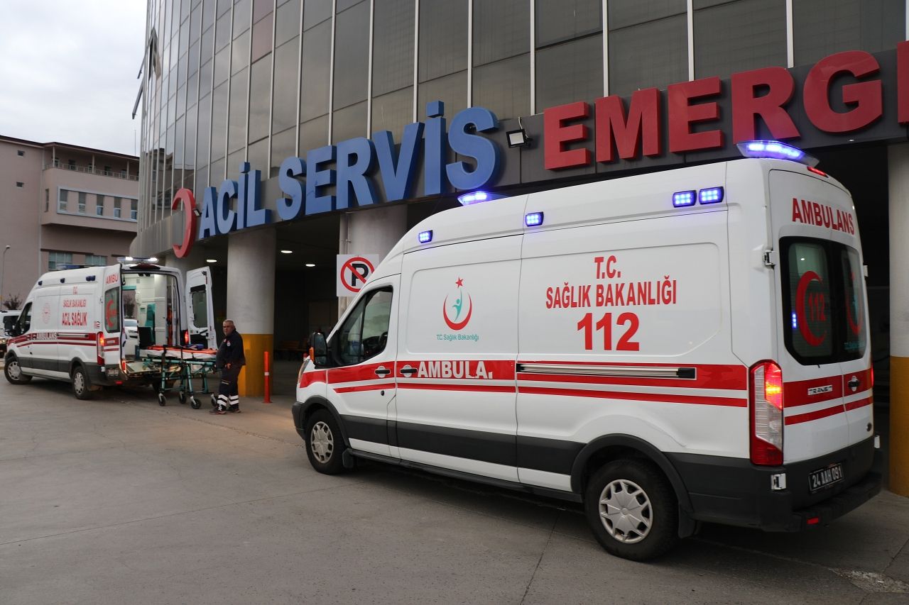 Cenazeye gidiyorlardı... Erzincan'da midibüs devrildi! Çok sayıda yaralı var.... 4