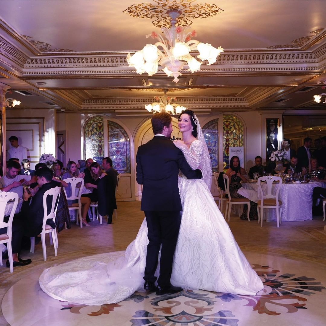 Mert Aydın ile evlenen Merve Boluğur'un gelinlikleri övgü topladı! İşte düğünün detayları 11
